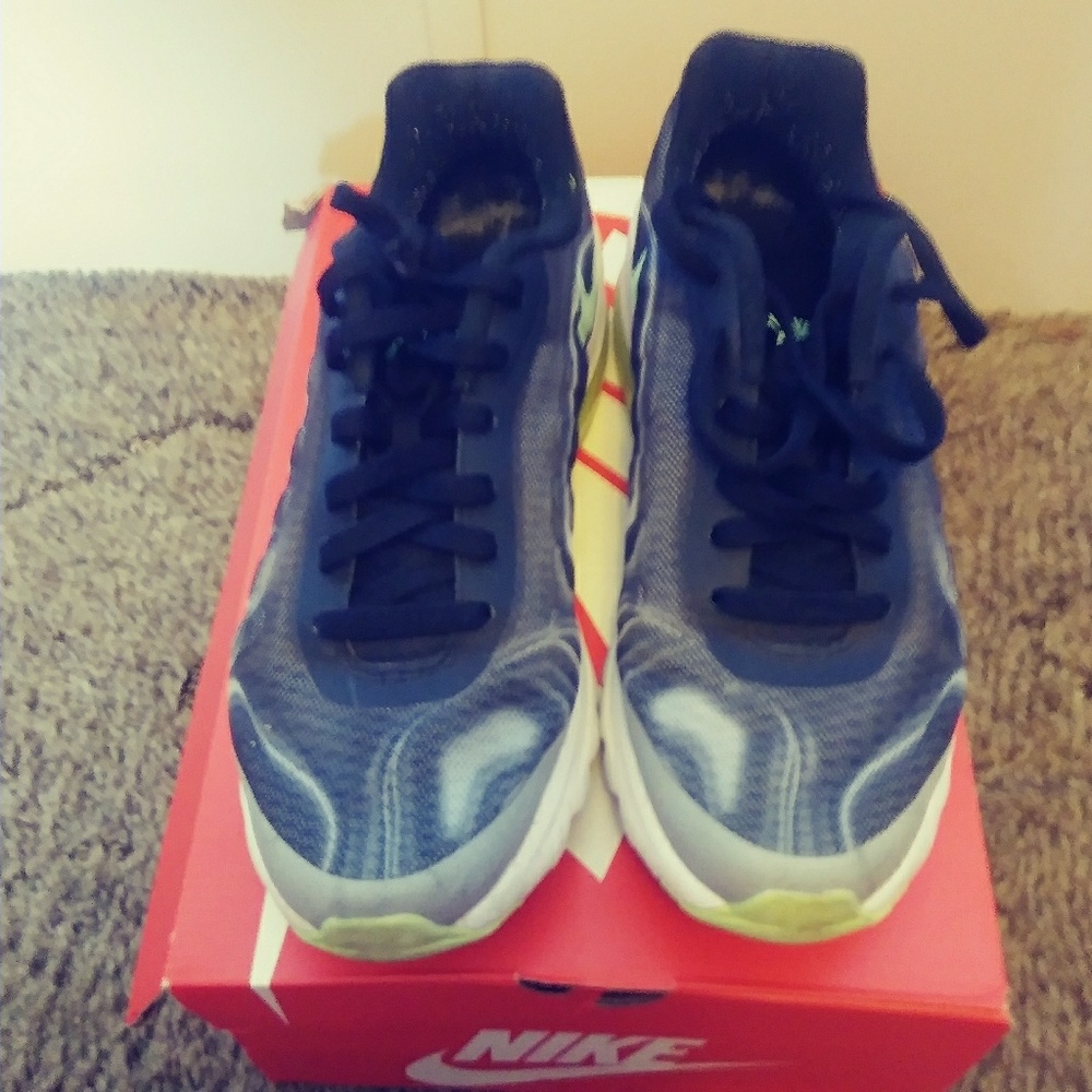 Nike Air Max Invigor Print